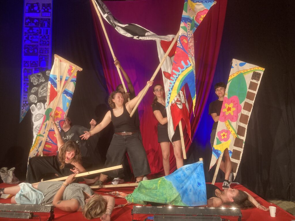 C'était la fête au Défilé La Fête au Défilé du Spectacle des Sections des Métiers de la Mode